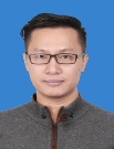 男人戴著眼鏡描述已自動生成