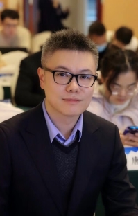 穿西裝的男人描述已自動(dòng)生成