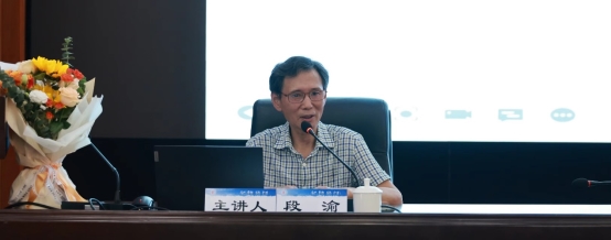 電腦前的男人

描述已自動生成